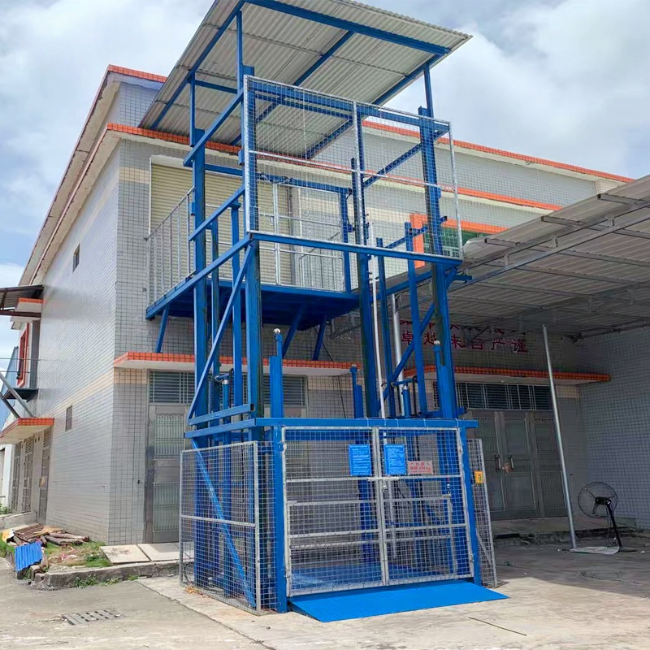 巴中建材厂室外升降货梯安装
